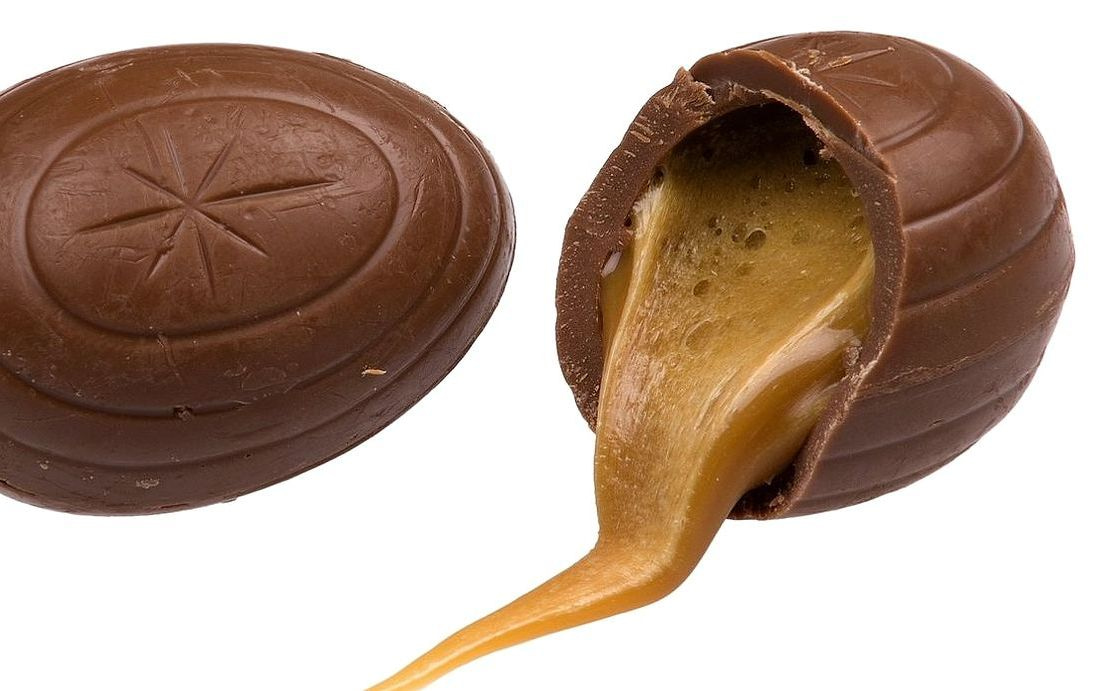 Renkli gummy candy'lerle dolu bir cam şişe